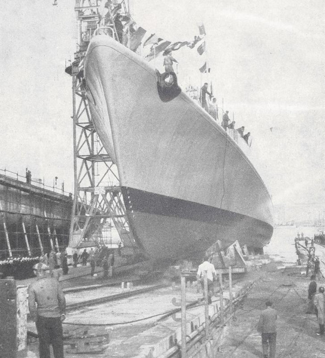 p. 2, il cacciatorpediniere "Almirante Clemente" scende in mare dallo scalo Messina del Cantiere di Livorno